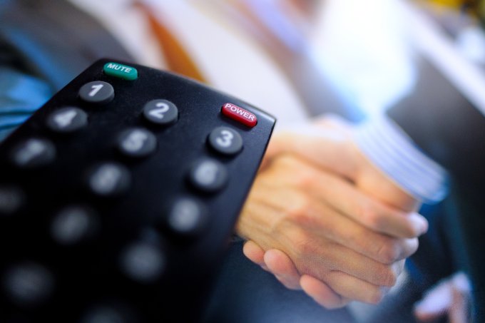 dziecko ogląda tv